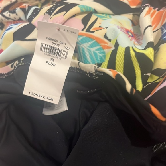 NWT Old Navy Floral-Print Secret-Slim Plus-Size Underwire One-Piece Swimsuit - Picture 8 of 8